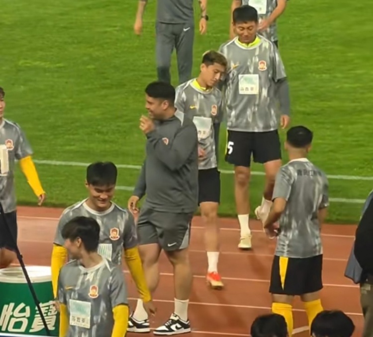 青岛西海岸昨日全员参加训练,全力备战本赛季中超剩余4轮 青岛西海岸昨日全员参加训练,全力备战本赛季中超剩余4轮